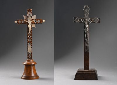 trois vues différentes d'une croix en bois sur laquelle est représentée une croix