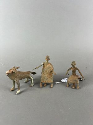 trois figurines représentant une femme, un homme et un chien