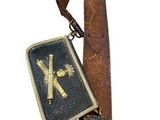 une croix et un livre suspendus à une lanière ornée d'une croix