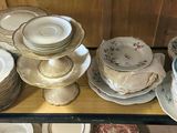 de nombreuses assiettes et bols sur une étagère dans un magasin