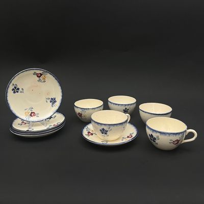 un assortiment d'assiettes et de tasses bleues et blanches sur fond noir