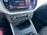 l'intérieur d'une voiture, avec le volant et les commandes du tableau de bord