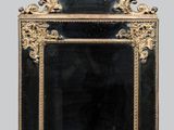 un miroir ancien avec un cadre doré et un fond noir