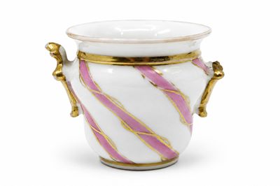 un vase blanc orné d'un motif rose et doré