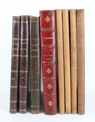 plusieurs vieux livres sont alignés sur une surface blanche