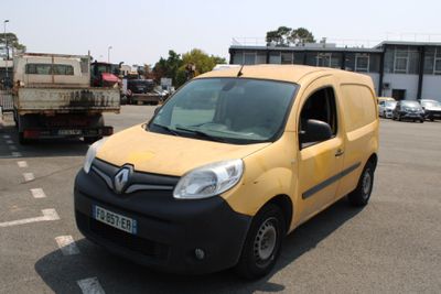 une camionnette jaune garée dans un parking