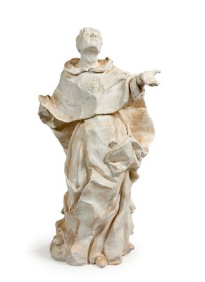 statue d'un homme vêtu d'une robe blanche tenant un livre