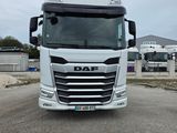 la photo d'un camion blanc garé sur un parking