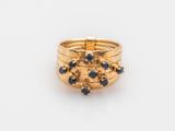 Gros plan sur une bague en or ornée de pierres bleues