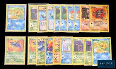 Plusieurs cartes Pokémon sont alignées les unes à côté des autres sur une table
