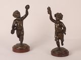 paire de figurines anciennes en bronze d'un garçon et d'une fille