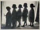photographie en noir et blanc d'un groupe d'enfants debout les uns à côté des autres