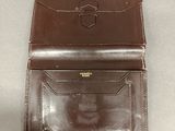 un portefeuille en cuir marron avec un porte-cartes sur le dessus