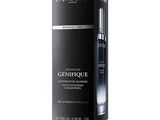 gros plan d'un flacon de parfum sur fond blanc