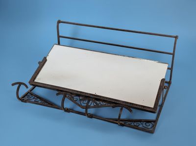 une image représentant un plateau métallique surmonté d'un miroir