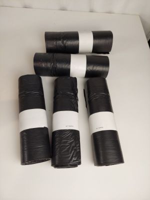 quatre rouleaux de papier noir et blanc posés sur une table blanche