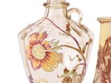 trois vases en verre sont posés les uns à côté des autres sur une surface blanche