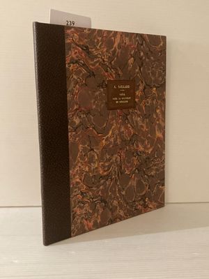 livre marbré de brun et de noir sur un fond blanc, muni d'une étiquette nominative