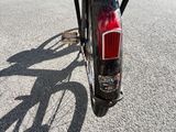 un gros plan d'un vélo garé sur le bord de la route