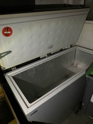 un congélateur coffre blanc installé dans une cuisine