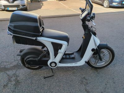 un scooter garé au bord de la rue