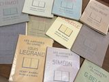 un grand nombre de livres posés sur une table