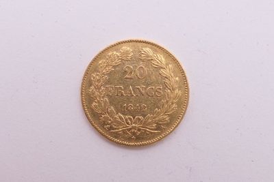 gros plan d'une pièce d'or sur une surface blanche
