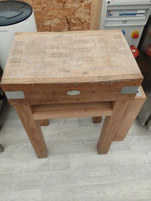 une petite table en bois avec un tiroir en dessous