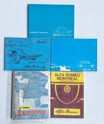 quatre livres sont empilés sur une surface blanche