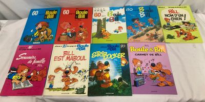 une pile de livres pour enfants posée sur un lit aux draps blancs