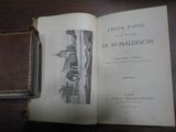 un livre ouvert sur lequel figure l'image d'un homme à cheval