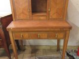 un petit bureau surmonté d'un meuble