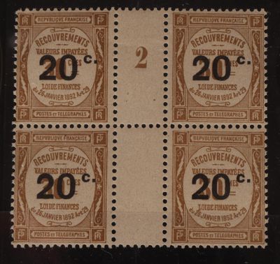 quatre timbres-poste différents des États-Unis datant du XXe siècle