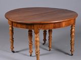 une image représentant une table en bois sur roulettes, sur fond gris