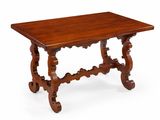 une vieille table en bois avec un plateau en bois sur fond blanc