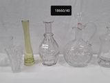 un grand nombre de vases en verre posés sur une table