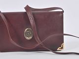 sac à bandoulière en cuir avec finitions en laiton et bandoulière