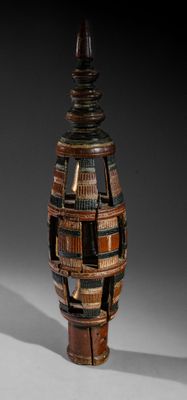 un vase fabriqué à partir de livres, posé sur une table