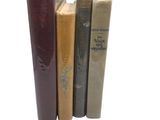 plusieurs livres sont empilés sur une surface blanche