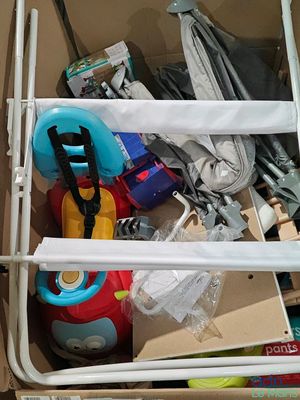 une boîte remplie de jouets et d'autres objets