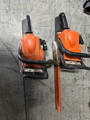 deux tronçonneuses fixées au mur