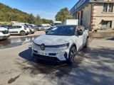 une voiture blanche garée devant un immeuble sur lequel est accrochée une pancarte