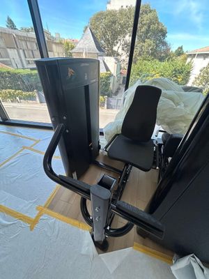 un appareil de musculation posé par terre dans la pièce