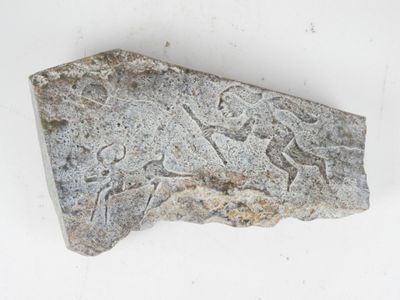 une pierre ornée d'un motif sur un fond blanc
