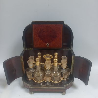 une petite boîte en bois contenant un service de verres