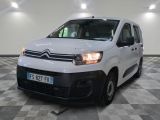 la camionnette blanche est garée dans une grande pièce au sol en damier