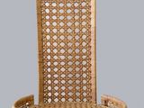 une chaise en osier avec un panier fixé au dossier