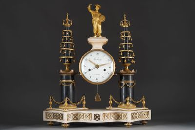 RARE PENDULE portique dite "aux pagodes" en marbre et bronze…