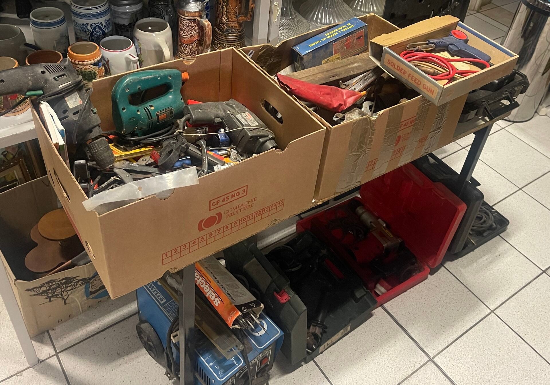 Lot d'outillage et matériel de bricolage.
