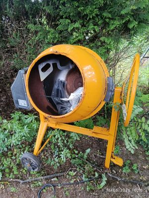 une bétonnière garée au milieu de la cour